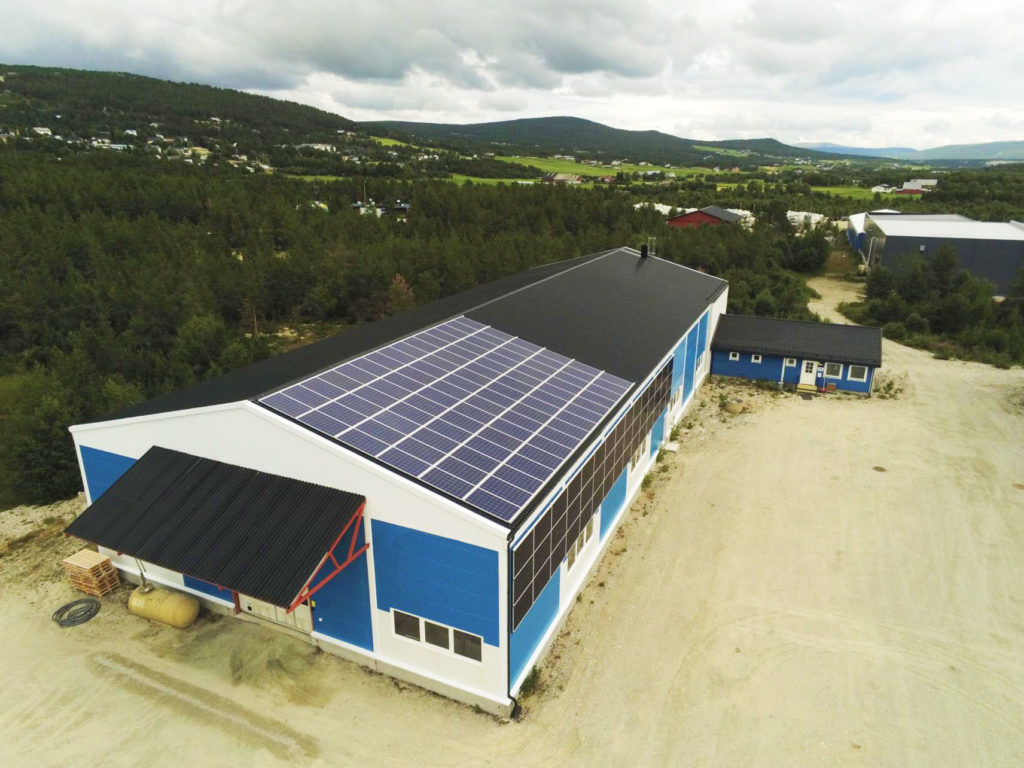 en stor lagerhall med solceller på taket