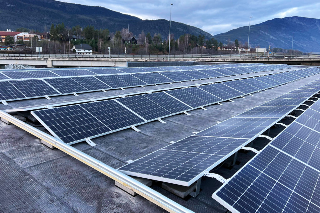 Bilde av half cut solcelleanlegg på flatt tak, solenergi norge
