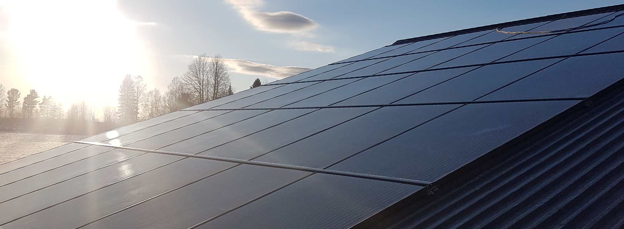 solcellepanel-på-tak-av-solenergi-norge