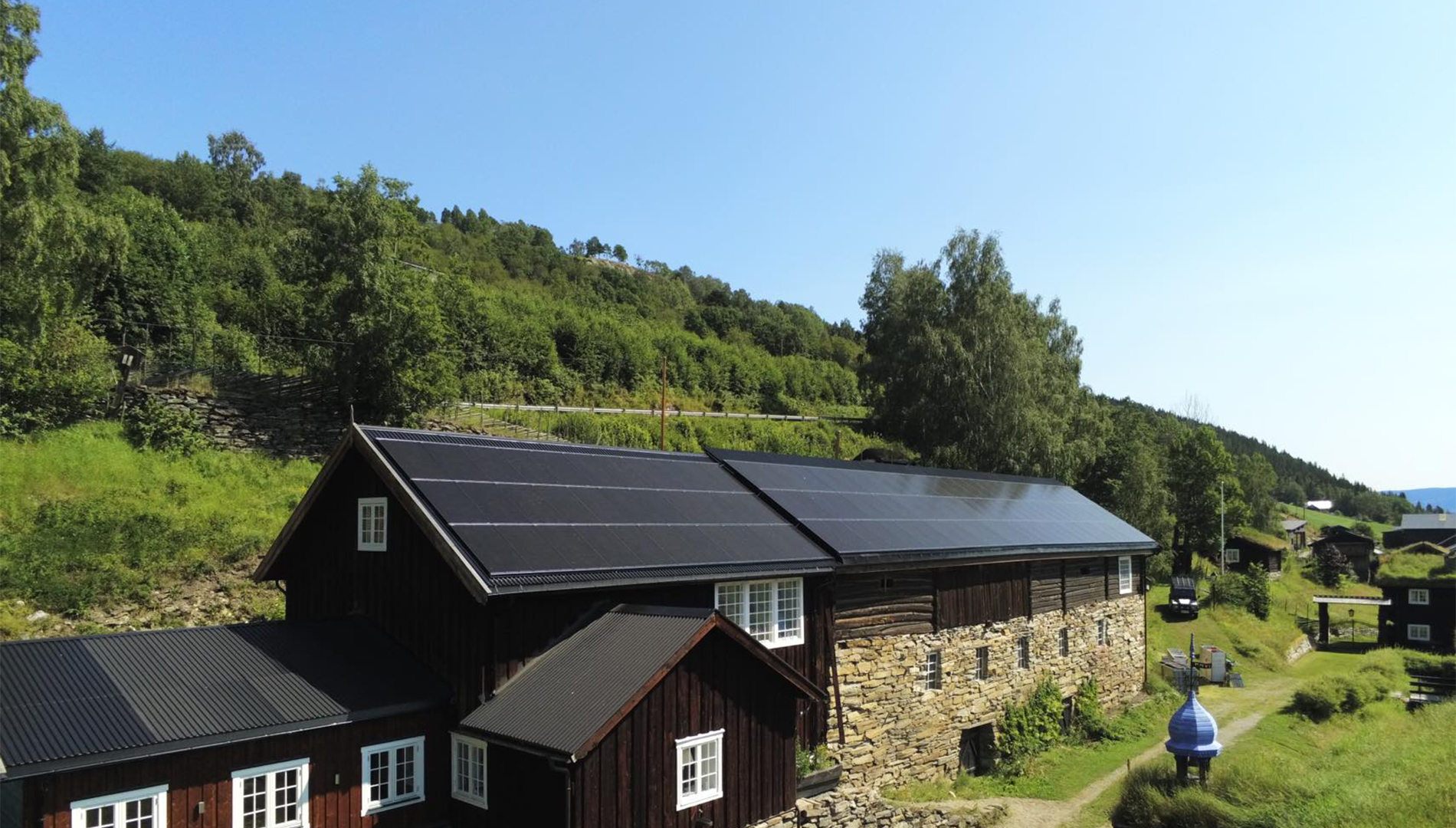 Bilde av gården til Christian Mikkel Dobloug med solcellepanel på taket, installert av Solenergi Norge.