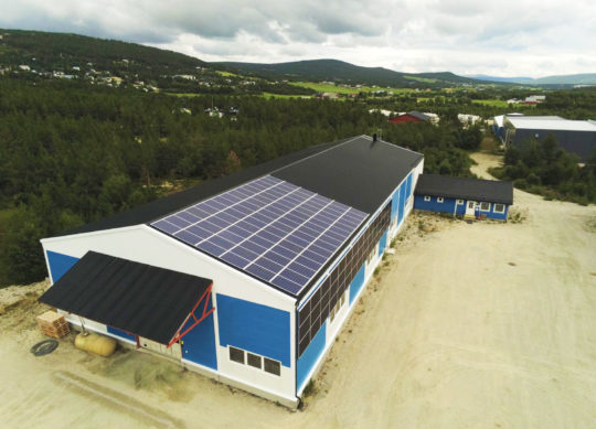 en stor lagerhall med solceller på taket
