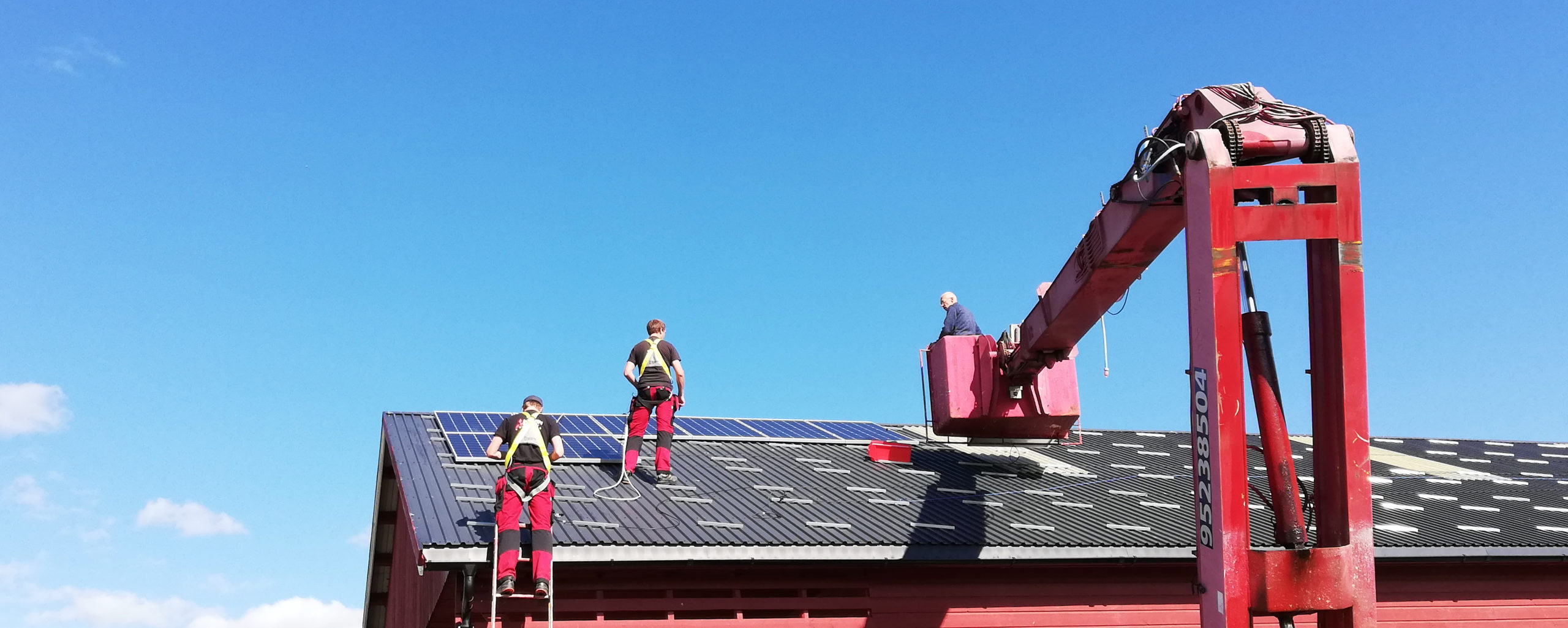 Montering av solcelleanlegg på fjøstaket, solenergi Norge as