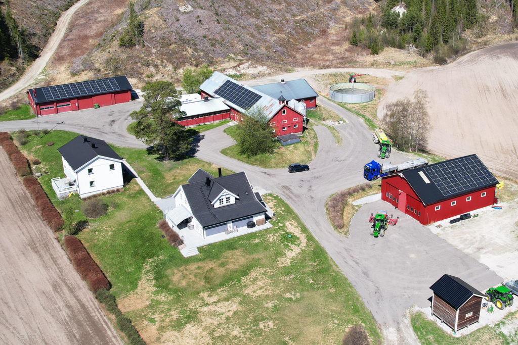 Solcelleanlegget på Neslund Gård er levert av Solenergi Norge.