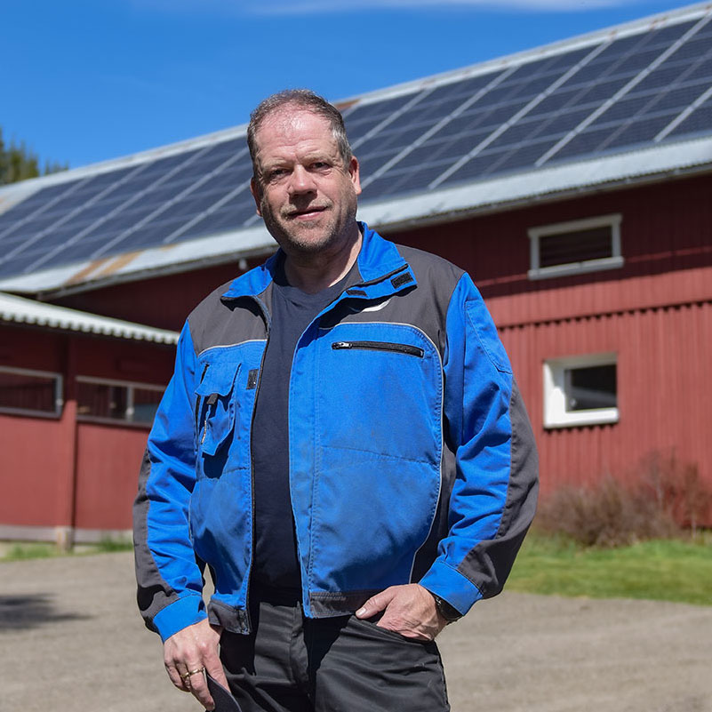 Bilde av bonden Jon Roger som har montert solcelleanlegg på taket fra Solenergi Norge