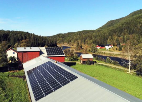 Bilder av solcelleanlegg på to låvetak på gård, av Solenergi Norge