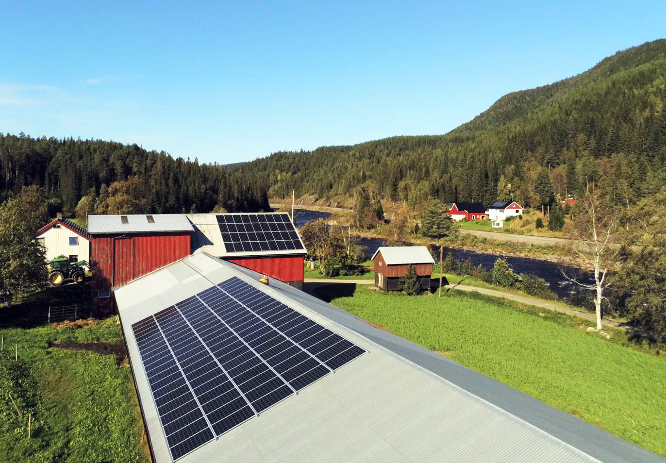 Bilder av solcelleanlegg på to låvetak på gård, av Solenergi Norge