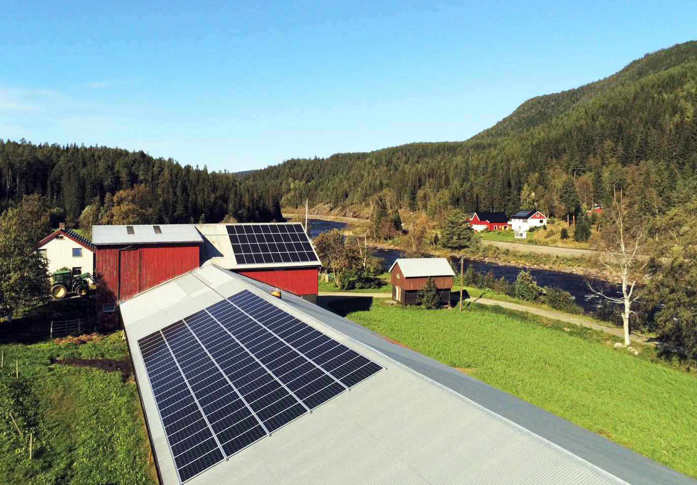Bilder av solcelleanlegg på to låvetak på gård, av Solenergi Norge