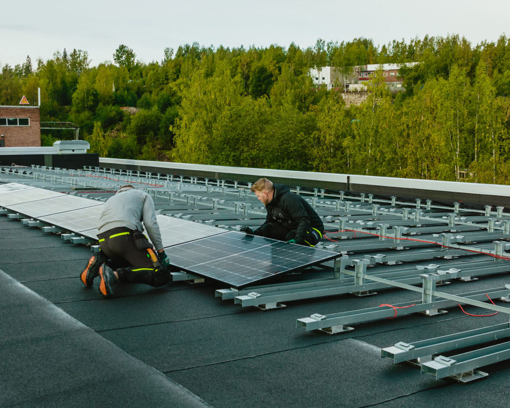 Bilde av solcellemontører som monterer solcelleanlegg for Solenergi Norge